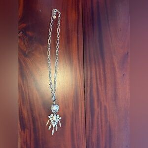 Stella & Dot White Floral Cluster Pendant Necklace